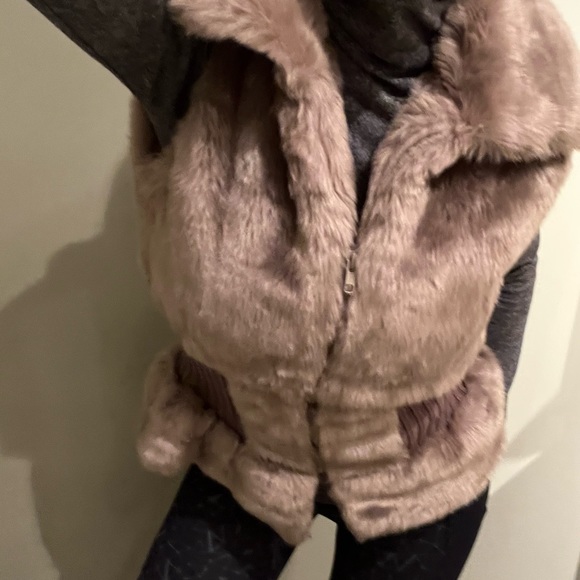 Gorgeous faux fur vest - Picture 6 of 13